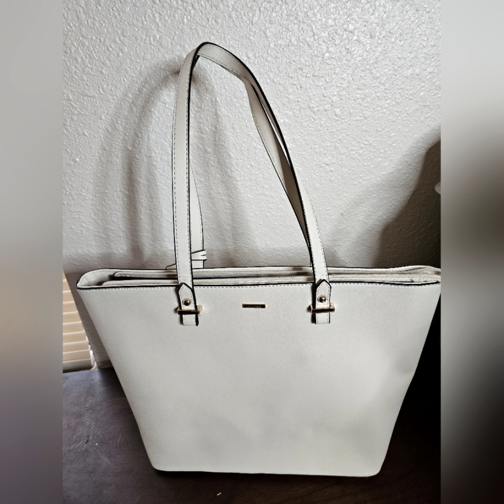 Water resistant laptop bag